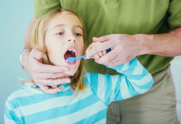 روال درست برای مسواک زدن دندان های کودک
