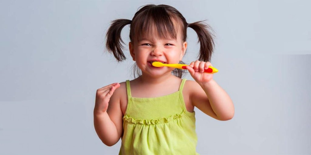 سن مسواک زدن کودکان با خمیر دندان